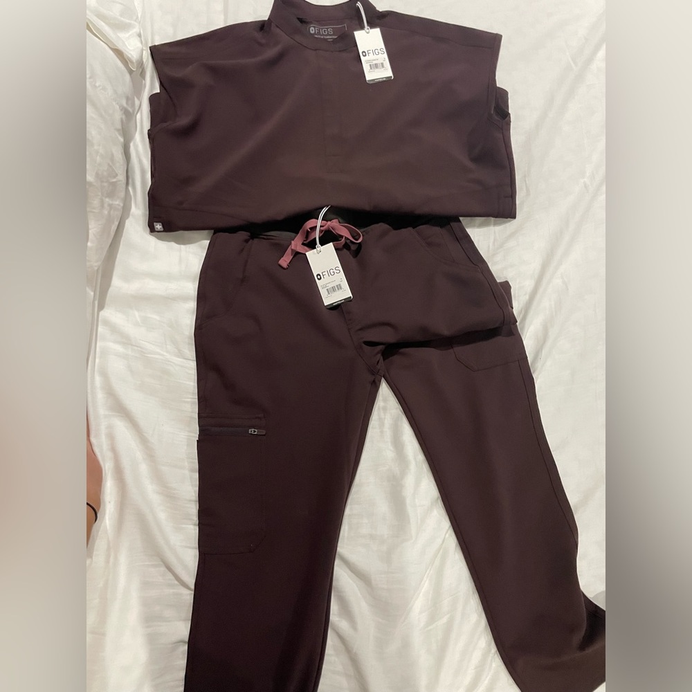 NWT FIGS Rafaela top and Yola scrub set in Expresso